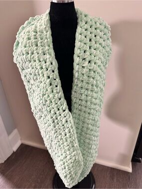Chunky Knit Infinity Scarf in Mint Green